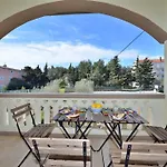 Yvonne * Pakoštane