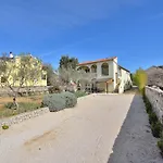 Yvonne Pakoštane