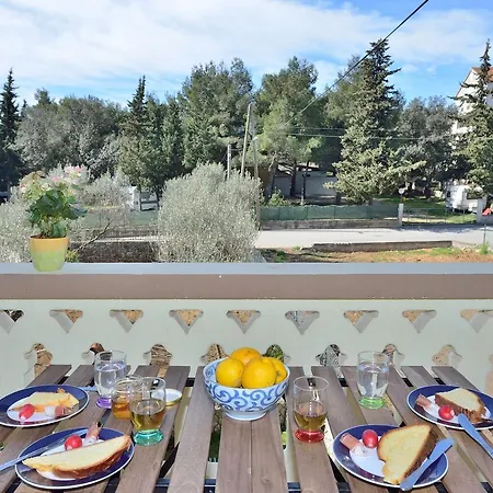 Yvonne Apartment