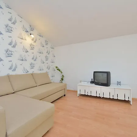Yvonne Apartment *