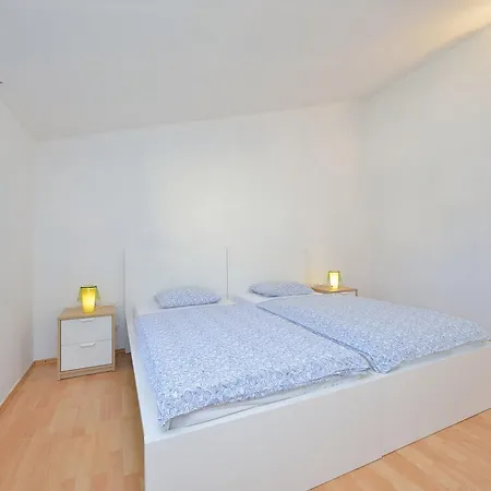 Yvonne Apartment *