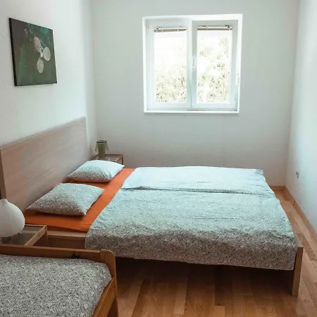 Yvonne Apartments Apartmán *