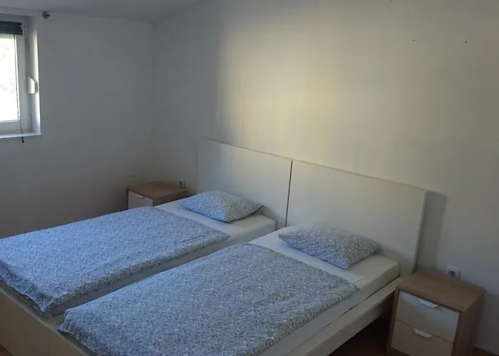 Yvonne Apartments Apartament *