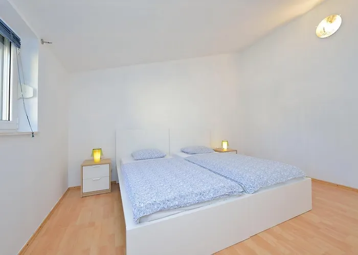 Yvonne Apartments Apartament *