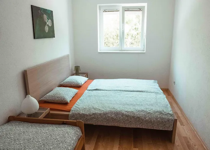 Yvonne Apartments Apartament *