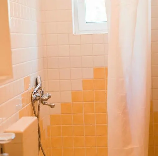 Yvonne Apartments Apartament