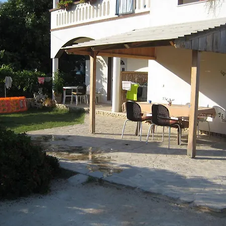 Yvonne Apartments * Pakostane