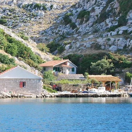 Yvonne Apartments Apartment