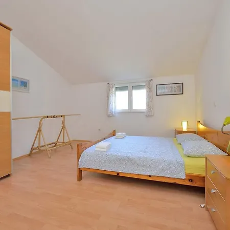 Yvonne Apartment *