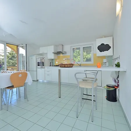 Yvonne Apartments *