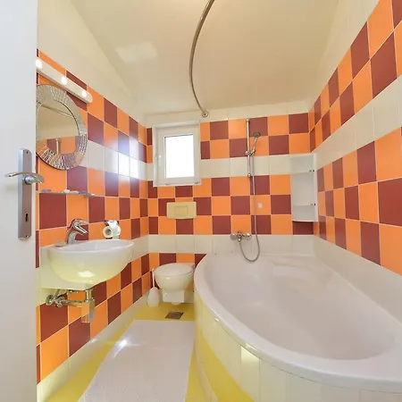 Yvonne Apartments *